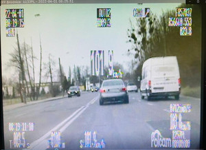 Ujęcie z wideorejestratora na samochód marki Audi, który jedzie z prędkością 101,9 kilometra na godzinę