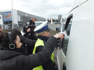 Policjantka rozmawia z kierowcą samochodu