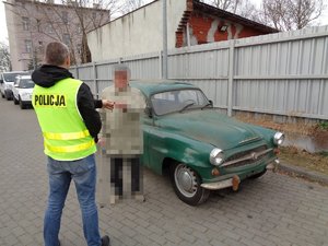 policjant przekazuje kluczyki od samochodu właścicielowi