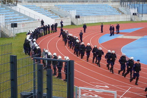 Policjanci na stadionie.