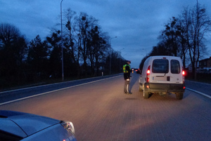 Policjant kontroluje kierowcę renault