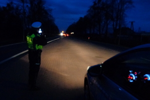 Policjant RD mierzy prędkość nadjeżdżającego auta