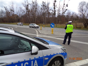 Policjant mierzy prędkość przy drodze