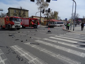 Widok na rozbity samochód biorący udział w kolizji drogowej