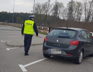 Policjant podchodzi do zatrzymanego do kontroli kierowcy