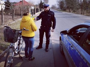 Policjant RD kontroluje alcoblow rowerzystkę