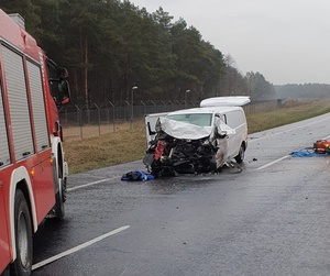 Jeden z rozbitych samochodów, obok wóz strazacki