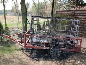 Spalony zbiornik i przyczepka, na której stał.