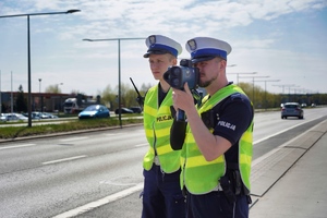 Policjant mierzy prędkość przy drodze