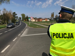 Policjant mierzy prędkość nadjeżdżających aut