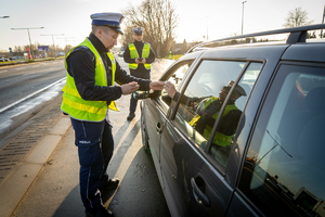 Policjant w trakcie badania trzeźwości.