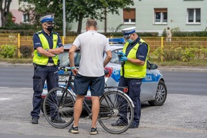 Policjanci podczas kontroli rowerzysty.