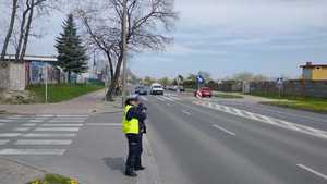 Policjantka mierzy prędkość nadjeżdżających pojazdów.