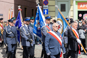 policyjny poczet sztandarowy maszeruje