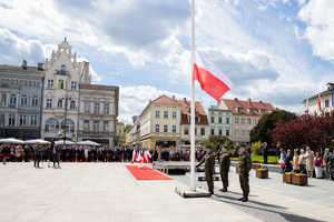 żołnierze wciągają flagę na maszt