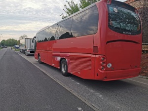 Autobus na parkingu.