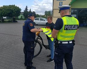 Policjant z rowerzystą.