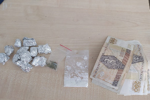 Zabezpieczone zawiniątka z narkotykami i banknoty