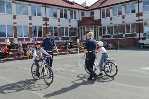 Policjanci nadzorują jazdę w trakcie egzaminu