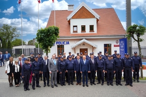 Zdjęcie grupowe wszystkich uczestników uroczystości na tle komisariatu