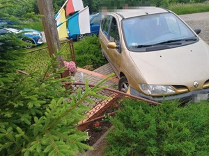 Samochód, który wjechał w ogrodzenie krzyża