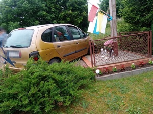 Renault od tyłu, które zatrzymało się na ogrodzeniu
