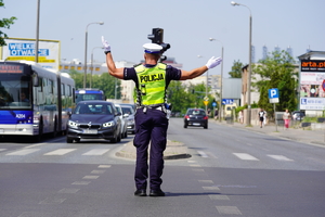 Policjant RD kierujący ruchem.