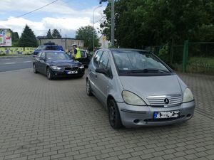 Policjanci kontrolują kierowcę mercedesa