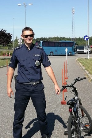 Policjant z WRD KWP z rowerem