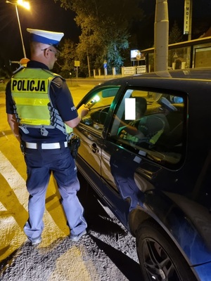 Policjant kontroluje kierowcę alcoblow