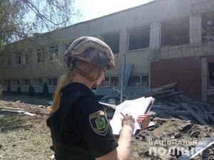 Policjantka w hełmie pisze notatkę