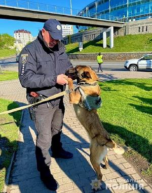 Policjant wraz ze swoim psem służbowym