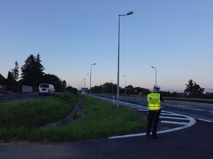 Policjant RD mierzy kontrolę prędkości