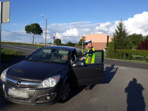 Policjant RD rozmawia z kierowcą opla