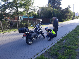 Policjant sprawdza motor