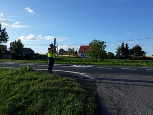 Policjant RD kontroluje radarem prędkość