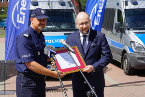Komendant przekazuje  Prezesowi firmy Enea podziękowania