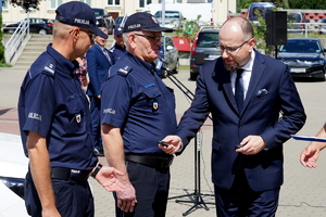 Prezes firmy Enea przekazuje kluczyki Komendantowi Powiatowemu Policji w Mogilnie kluczyki do samochodu