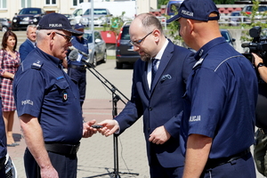 Prezes firmy Enea przekazuje kluczyki Komendantowi Powiatowemu Policji w Tucholi kluczyki do samochodu