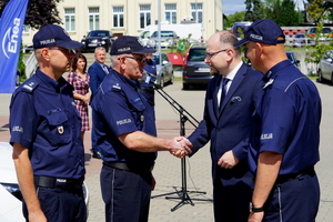 Prezes firmy Enea ściska dłoń Komendantowi Powiatowemu Policji w Mogilnie