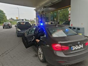 BMW grupy SPEED stoi obok auta zatrzymanego do kontroli
