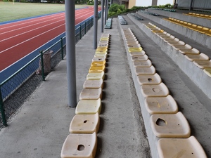 Podziurawione siedziska stadionu