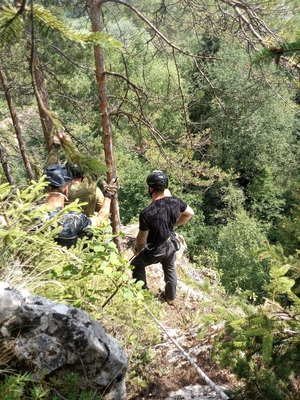Grupa wspinaczy na skraju skały.