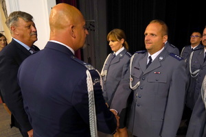 Komendant gratuluje policjantowi