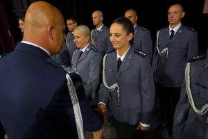 Komendant gratuluje policjantce