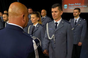 Komendant gratuluje policjantowi
