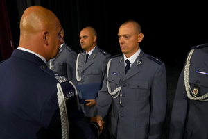 Komendant gratuluje policjantowi