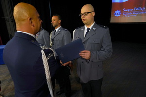 Komendant gratuluje policjantowi