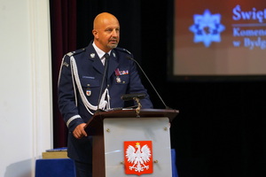 Komendant przemawia do gości i policjantów