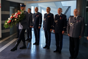 kadra kierownicza stoi w rzędzie